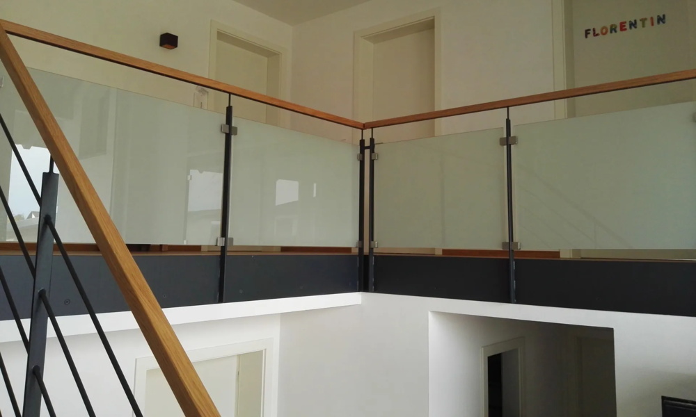 Galeriegeländer aus Stahl mit Holzhandlauf und Glasfüllung